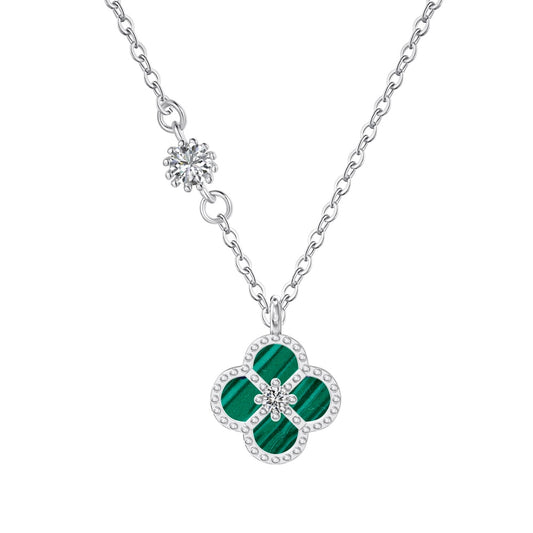 Collier pendentif à quatre feuilles sur chaîne à maillons
